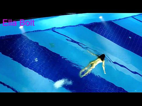 ❤️ මට නැරඹීම නැවැත්විය නොහැක, තරුණ රන්වන්තිය ELLA BOLT නිවාඩු නිකේතනයේ තටාකයේ නිරුවතින් පිහිනීමට හසු විය ❤️❌ ගුද වීඩියෝව අප වෙත ❌️